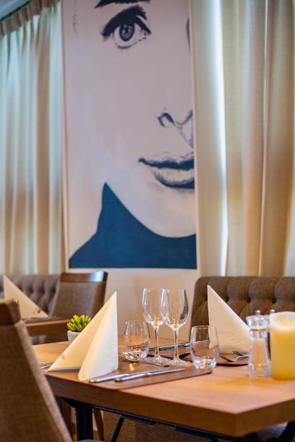 Hotel Les Tourelles Сен Максим Екстериор снимка