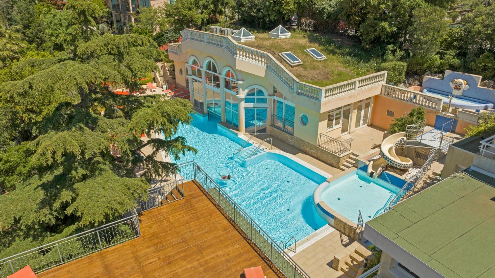 Hotel Les Tourelles Сен Максим Екстериор снимка