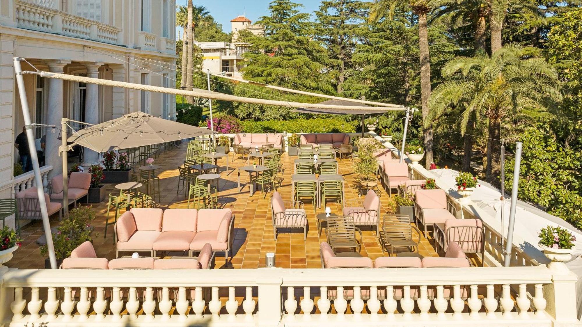 Hotel Les Tourelles Сен Максим Екстериор снимка