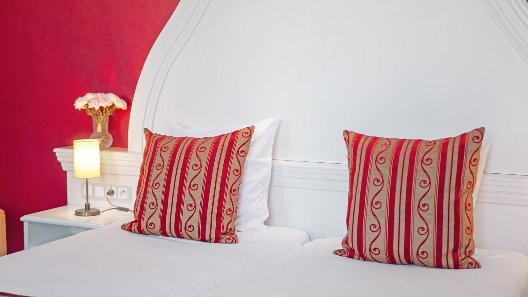 Hotel Les Tourelles Сен Максим Екстериор снимка