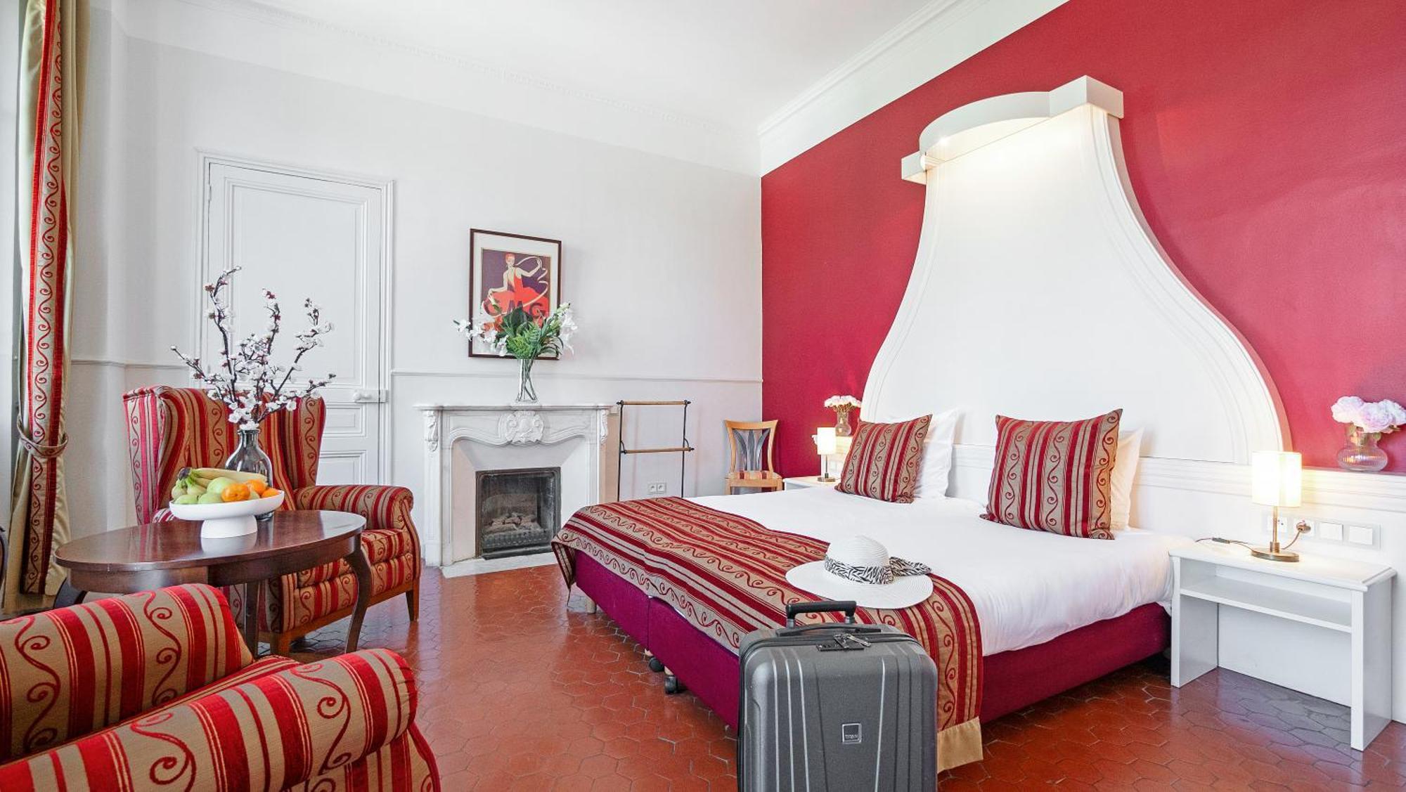 Hotel Les Tourelles Сен Максим Екстериор снимка