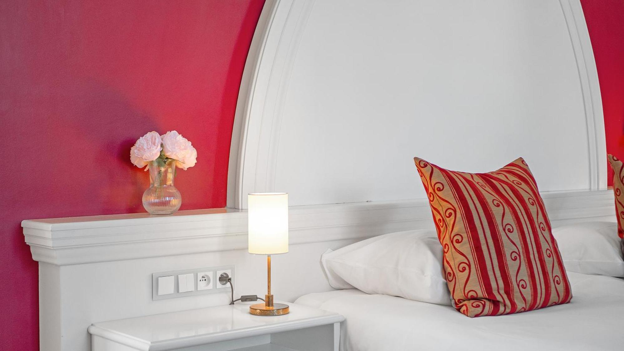 Hotel Les Tourelles Сен Максим Екстериор снимка