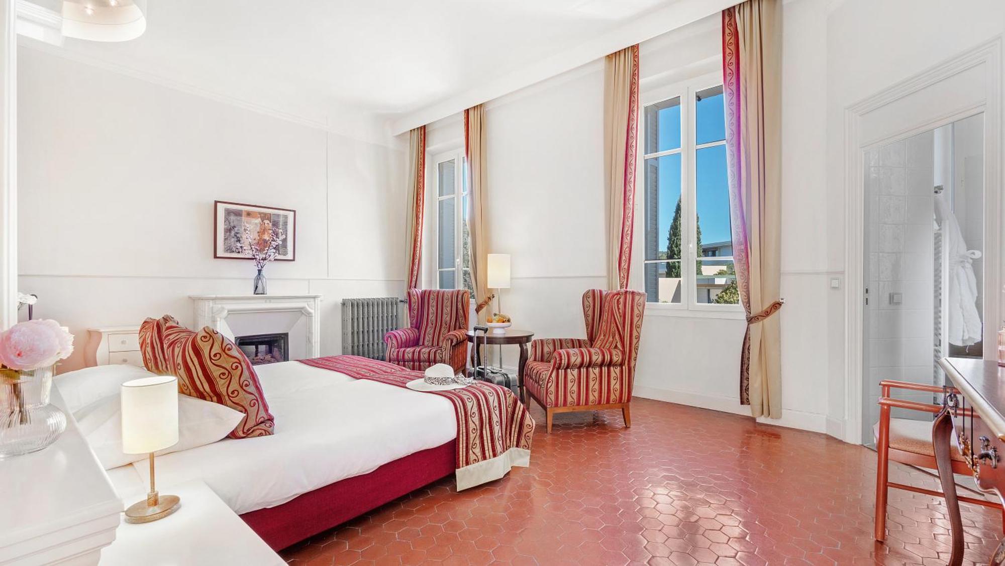 Hotel Les Tourelles Сен Максим Екстериор снимка