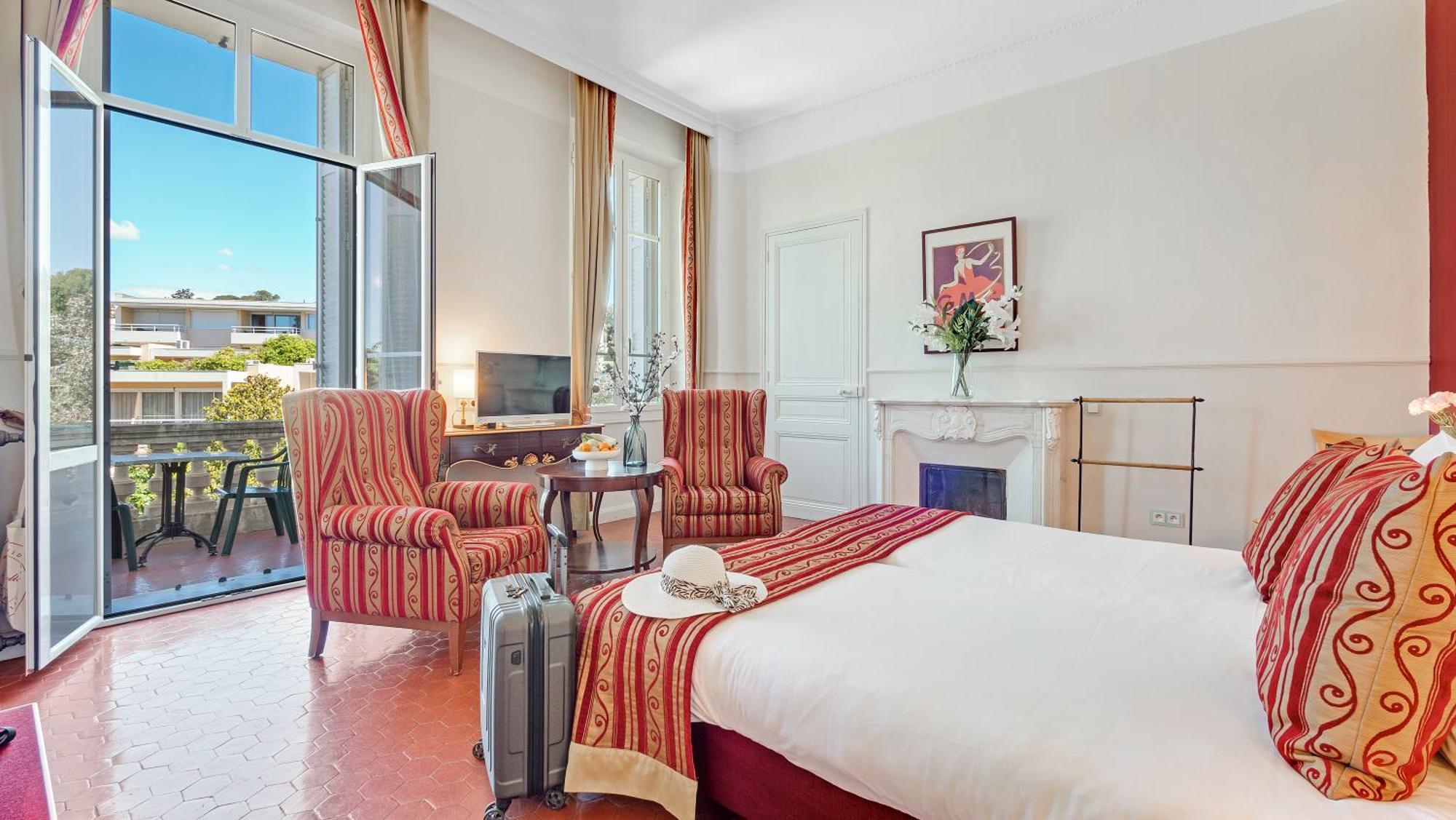 Hotel Les Tourelles Сен Максим Екстериор снимка