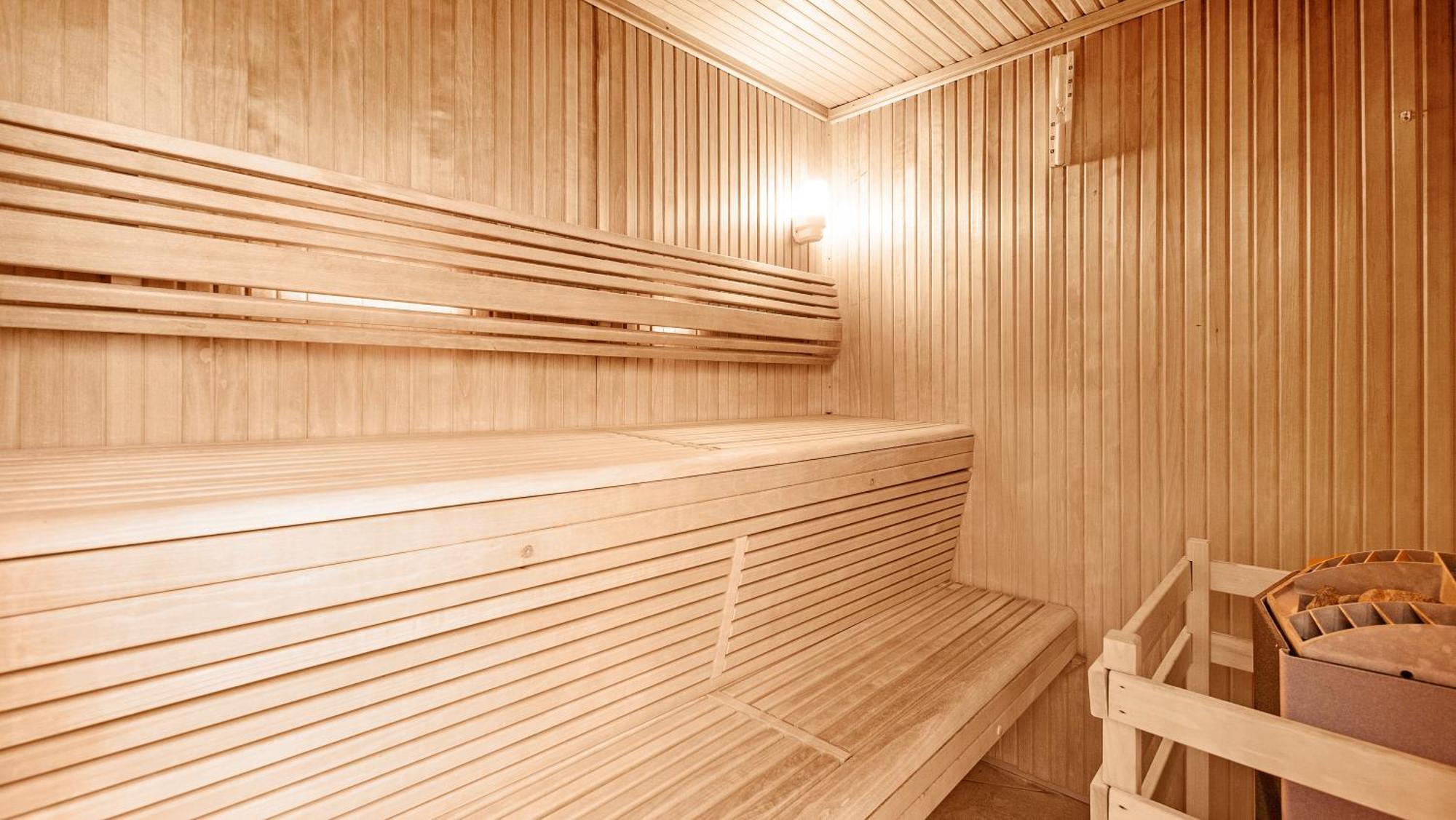 Hotel Les Tourelles Сен Максим Екстериор снимка