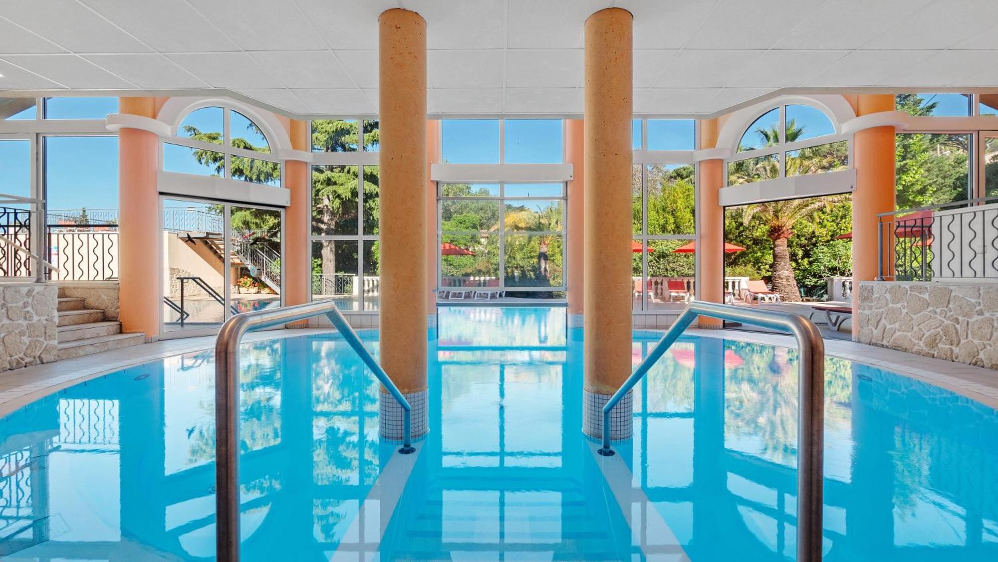 Hotel Les Tourelles Сен Максим Екстериор снимка