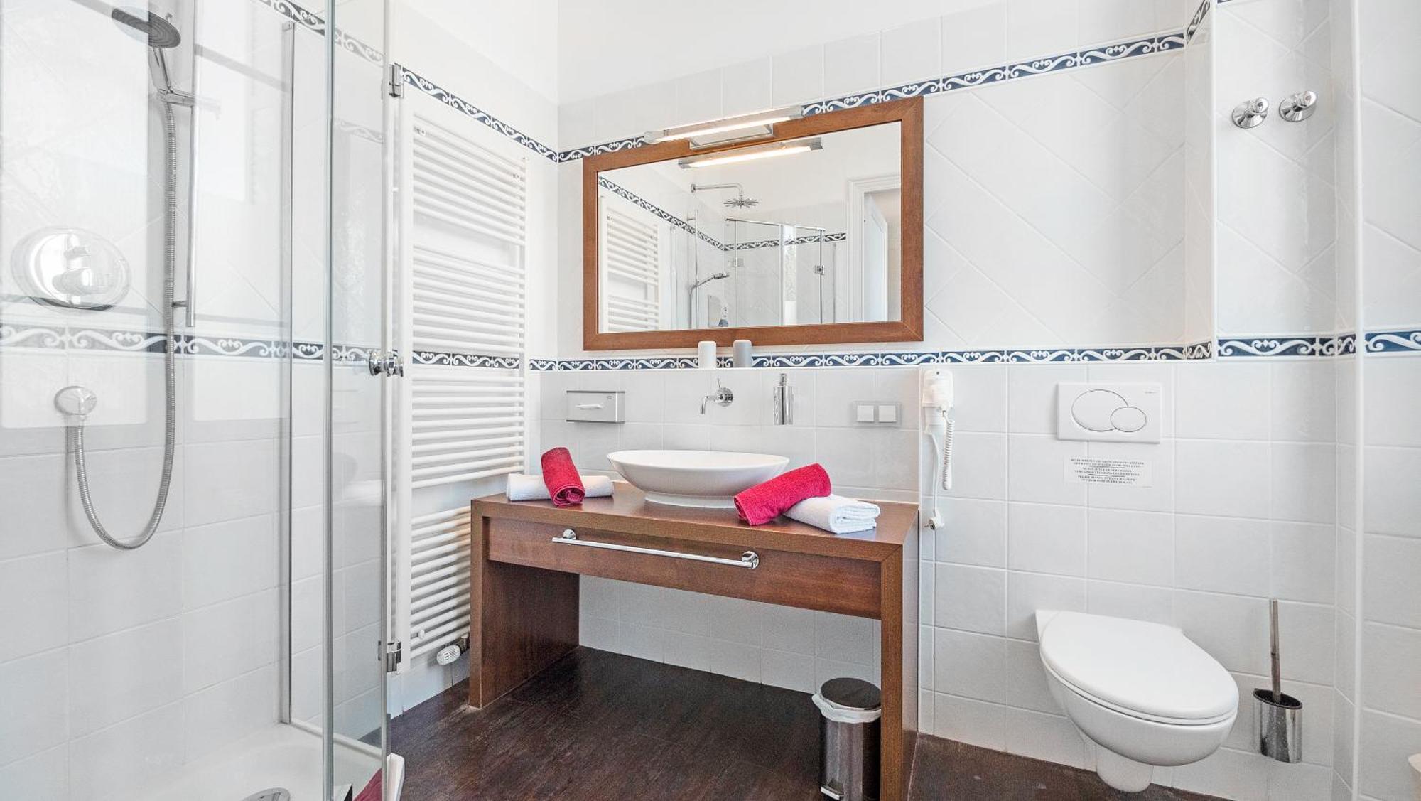 Hotel Les Tourelles Сен Максим Екстериор снимка