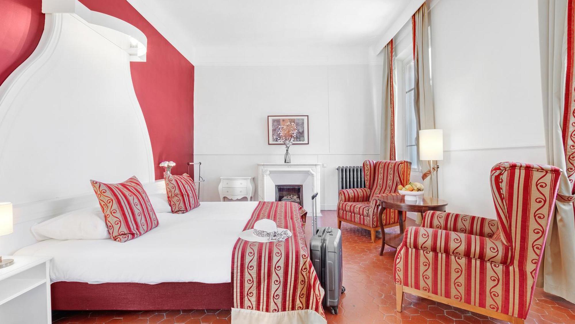 Hotel Les Tourelles Сен Максим Екстериор снимка