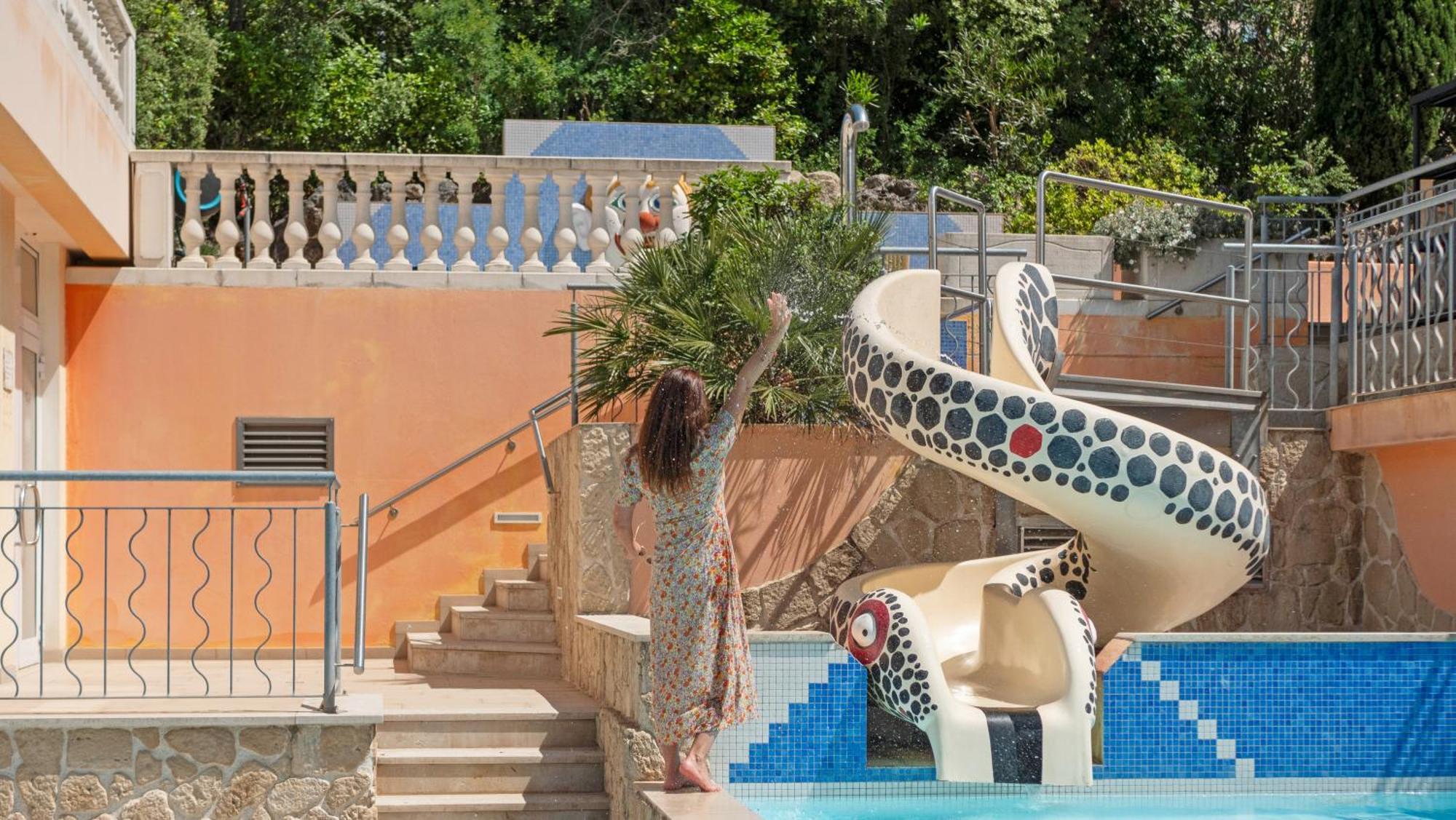 Hotel Les Tourelles Сен Максим Екстериор снимка